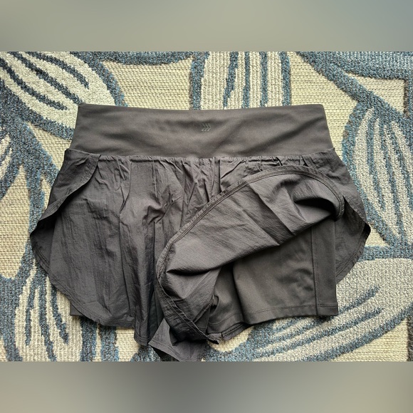 all in motion women’s active light high-rise black flutter run shorts - Picture 4 of 7